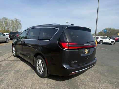 Used 2021 Chrysler Pacifica Touring-L FWD image 3
