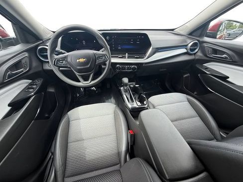 Used 2025 Chevrolet Trax LT FWD image 17