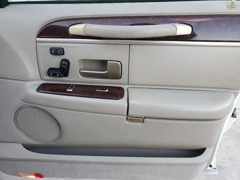 Used 2006 Lincoln Town Car Signature Limited image 29