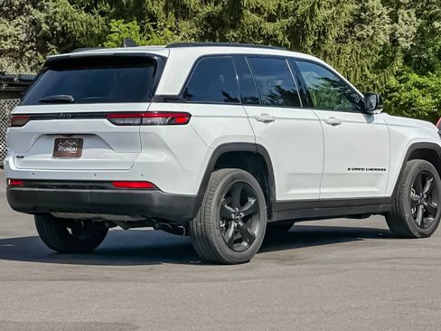 Used 2023 Jeep Grand Cherokee Altitude AWD/4WD image 4