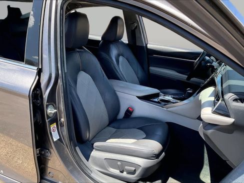 Used 2019 Toyota Camry XLE FWD image 9