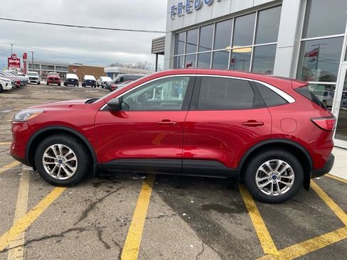 Used 2022 Ford Escape SE image 2