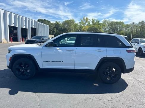 Used 2024 Jeep Grand Cherokee Limited w/ Black Appearance Package AWD/4WD image 5