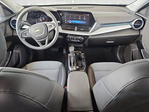 Used 2025 Chevrolet Trax LT FWD image 17