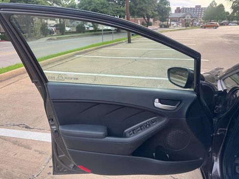 Used 2017 Kia Forte LX FWD image 27