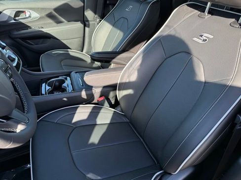New 2026 Chrysler Pacifica Limited w/ S Appearance Package image 14