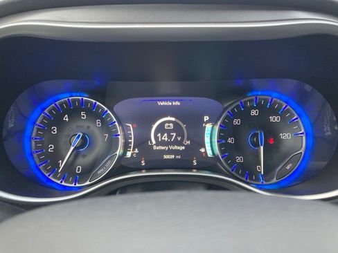 Used 2024 Chrysler Pacifica Touring-L image 16