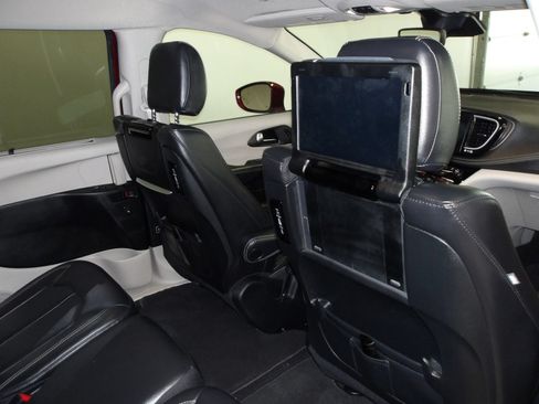 Used 2022 Chrysler Pacifica Touring-L w/ Uconnect Theater Family Group FWD image 19