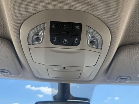 Used 2023 Chrysler Pacifica Touring-L FWD image 21