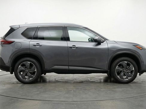 Used 2025 Nissan Rogue SV image 11
