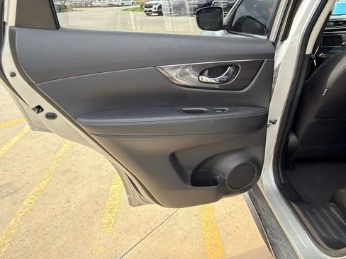 Used 2019 Nissan Rogue SV AWD/4WD image 18