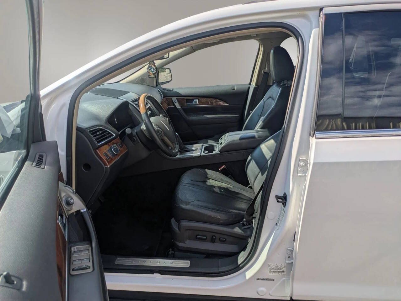 Used 2011 Lincoln MKX 2WD w/ Wood Pkg image 18