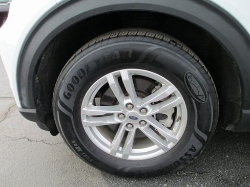 Used 2020 Ford Explorer XLT w/ Equipment Group 202A image 12