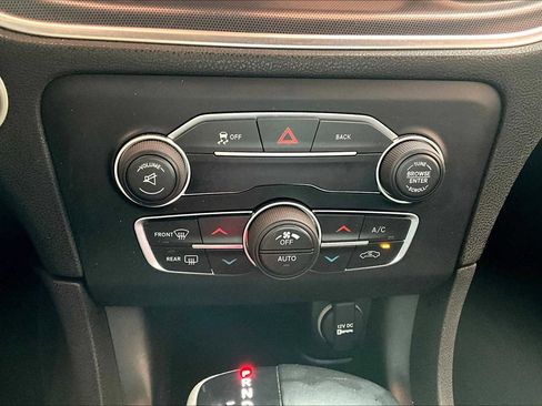 Used 2015 Dodge Charger SXT image 32