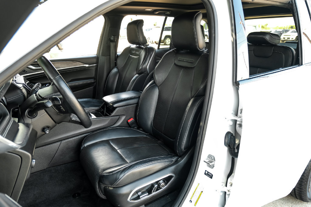 Used 2022 Jeep Grand Cherokee Overland w/ Luxury Tech Group IV AWD/4WD image 8
