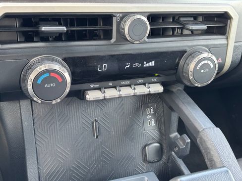 Used 2025 Toyota Tacoma TRD Off-Road AWD/4WD image 9