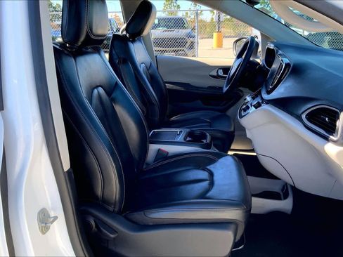 Used 2023 Chrysler Pacifica Touring-L image 8