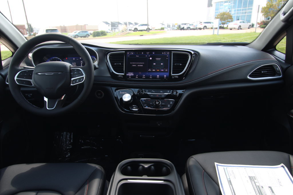 New 2027 Chrysler Pacifica Select AWD/4WD image 45