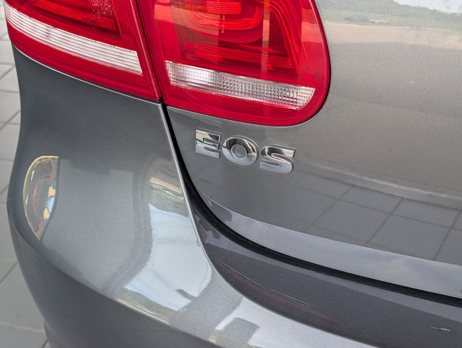 Used 2013 Volkswagen Eos Komfort FWD image 4