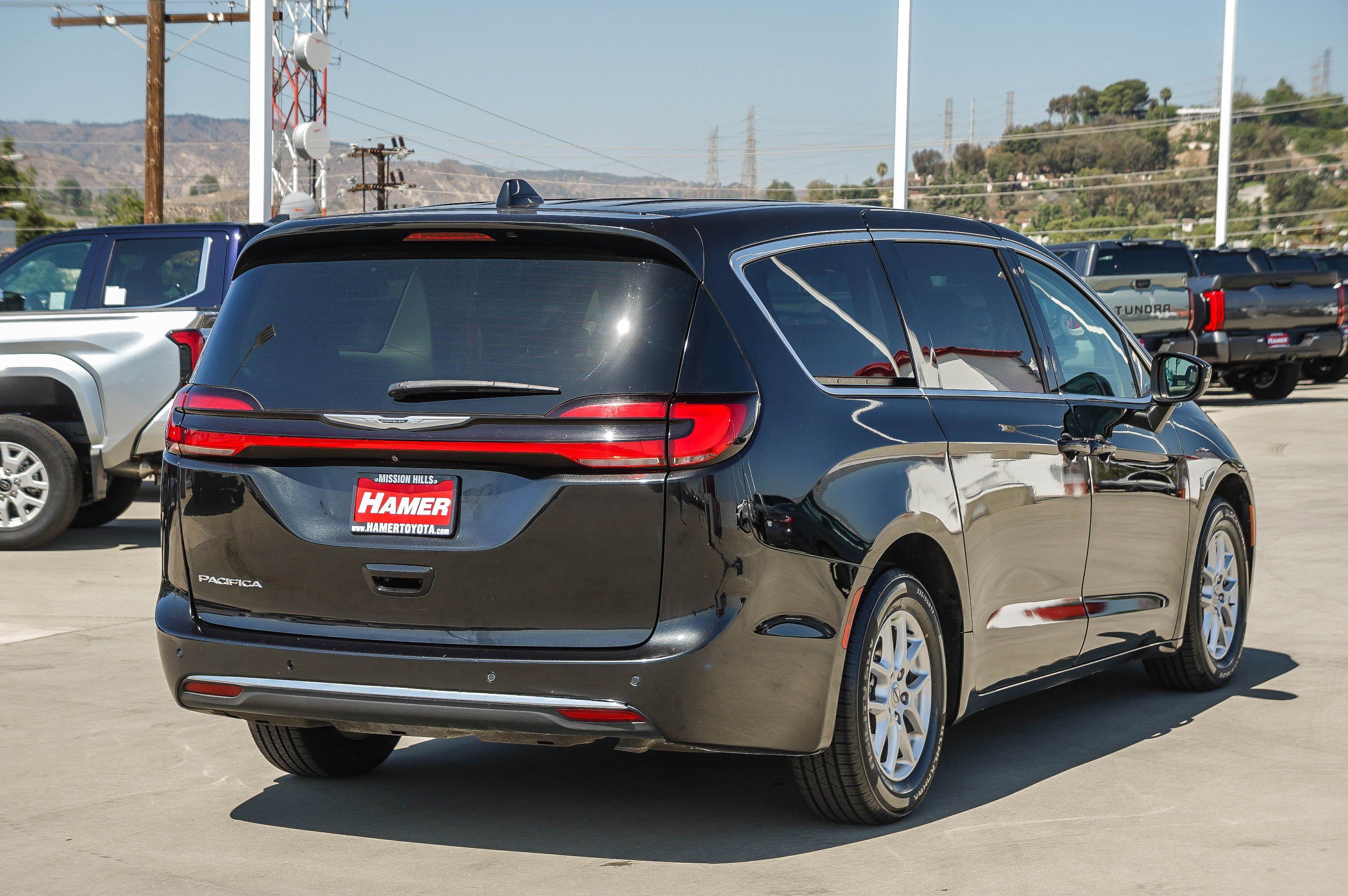 Used 2023 Chrysler Pacifica Touring-L FWD image 7