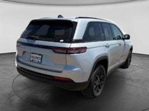 Used 2024 Jeep Grand Cherokee Altitude AWD/4WD image 13