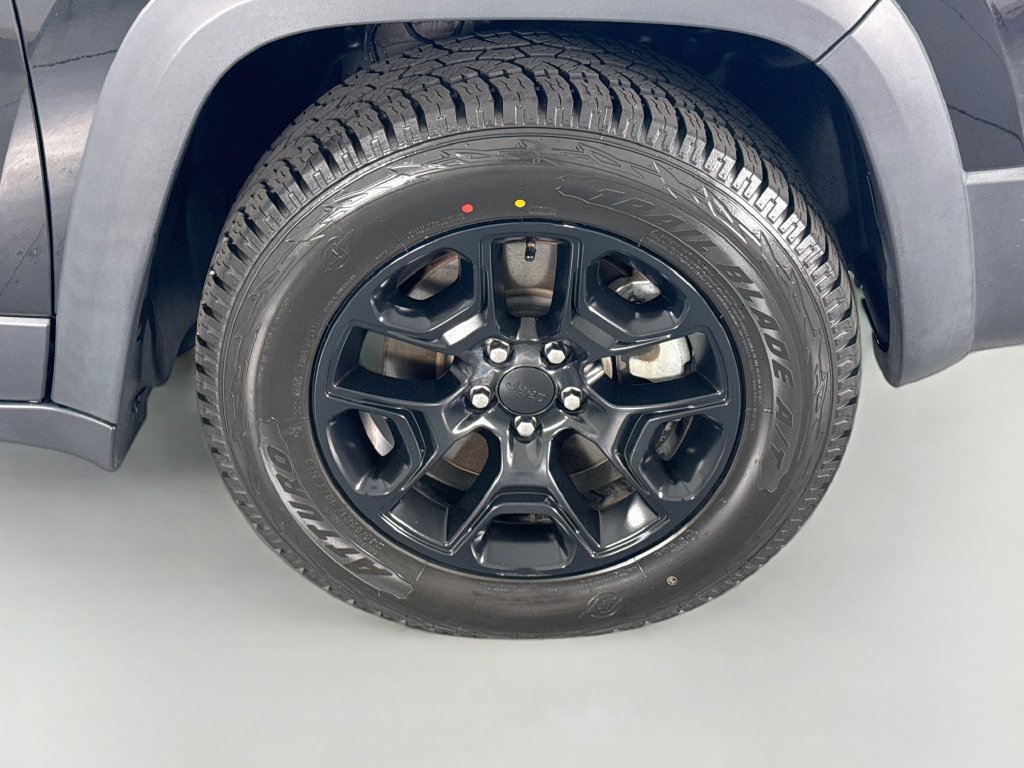 Used 2022 Jeep Cherokee Trailhawk w/ Comfort/Convenience Group AWD/4WD image 13
