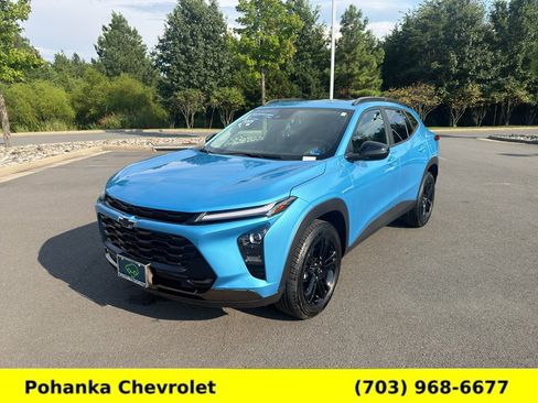Used 2025 Chevrolet Trax ACTIV w/ Sunroof Package FWD image 3