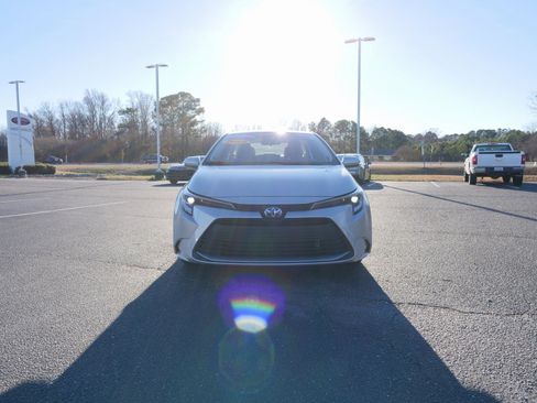 Used 2025 Toyota Corolla XLE image 9
