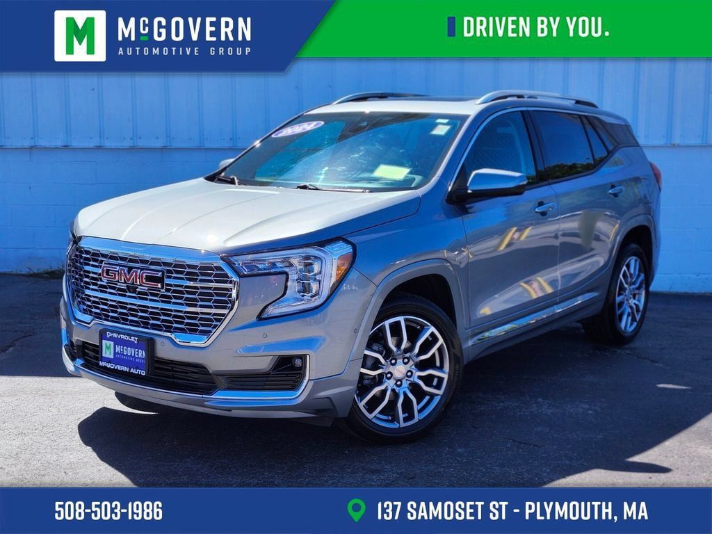 Used 2024 GMC Terrain Denali w/ Denali Premium Package AWD/4WD image 1