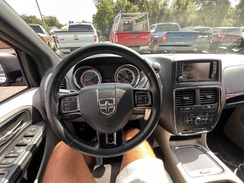 Used 2017 Dodge Grand Caravan SXT w/ Driver Convenience Group FWD image 18