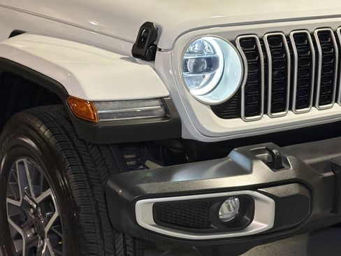 Used 2024 Jeep Wrangler Unlimited Sahara AWD/4WD image 9