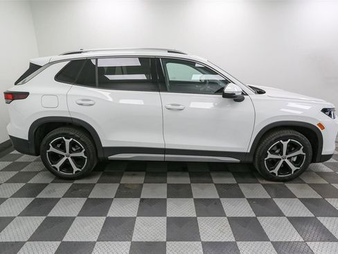 Used 2025 Volkswagen Tiguan SE w/ Panoramic Sunroof Package image 9