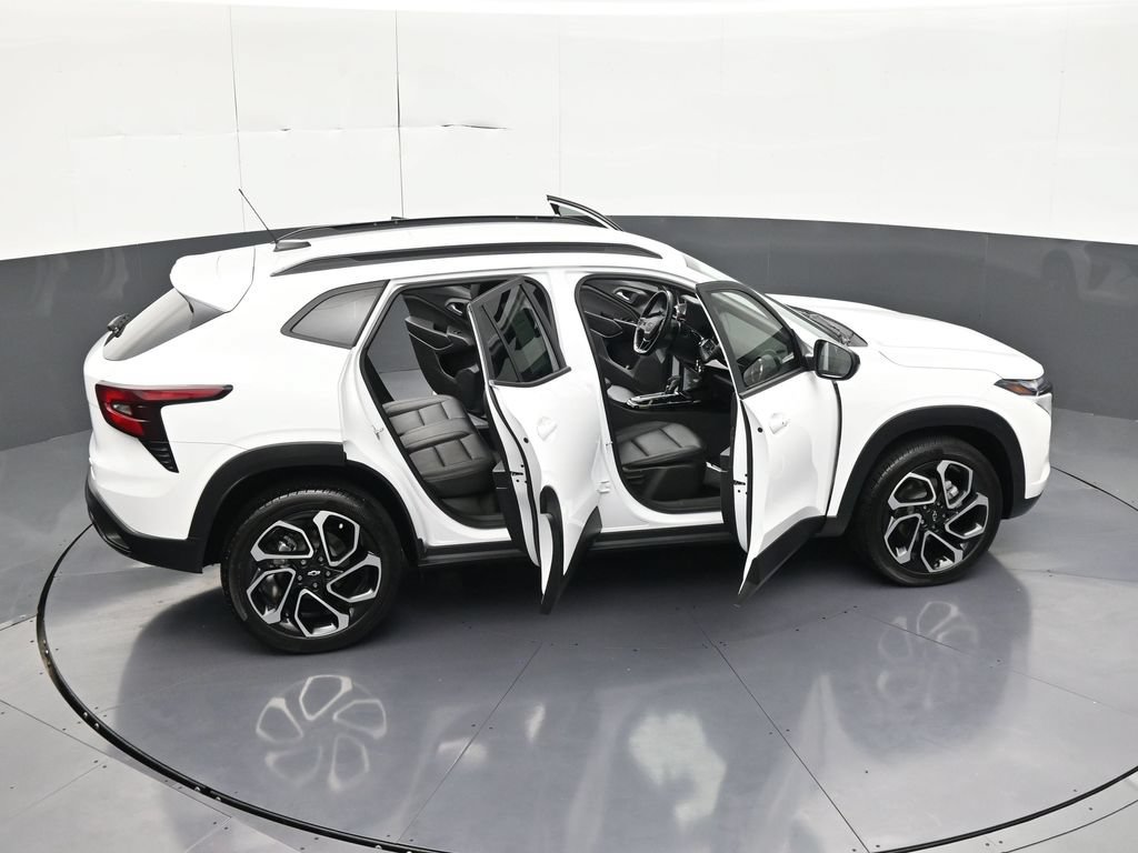 Used 2025 Chevrolet Trax RS FWD image 35