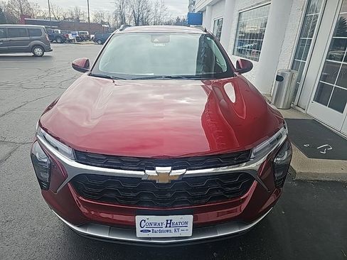 Used 2025 Chevrolet Trax LT w/ LT Convenience Package image 3