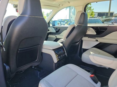 Certified 2025 Lincoln Aviator Reserve w/ Luxury Package image 15