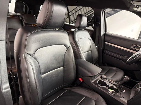 Used 2018 Ford Explorer XLT w/ Equipment Group 202A AWD/4WD image 26