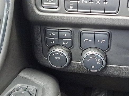 Used 2023 Chevrolet Suburban LT image 17