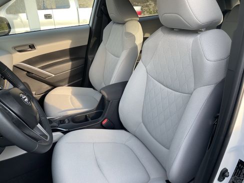 Used 2025 Toyota Corolla Cross LE image 17