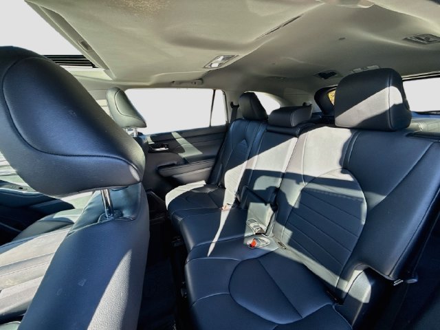 Used 2021 Toyota Highlander XLE AWD/4WD image 21