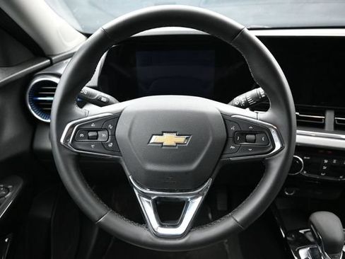 Used 2025 Chevrolet Trax LT w/ LT Convenience Package FWD image 13