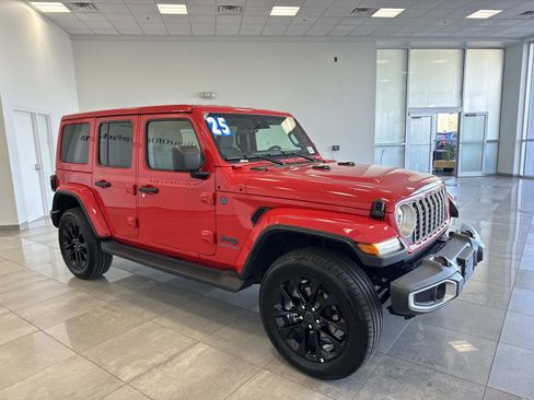 Used 2025 Jeep Wrangler Unlimited Sahara image 3