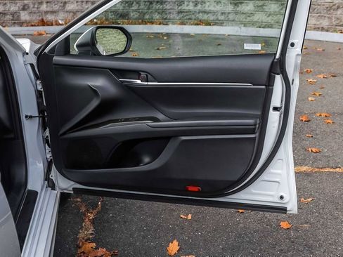 Used 2024 Toyota Camry SE image 13