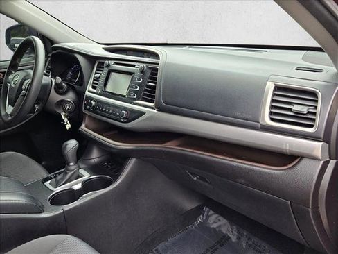 Used 2017 Toyota Highlander LE image 18
