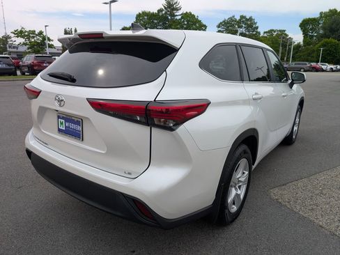 Used 2023 Toyota Highlander LE FWD image 6