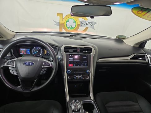 Used 2018 Ford Fusion SE w/ Fusion SE Technology Package FWD image 12