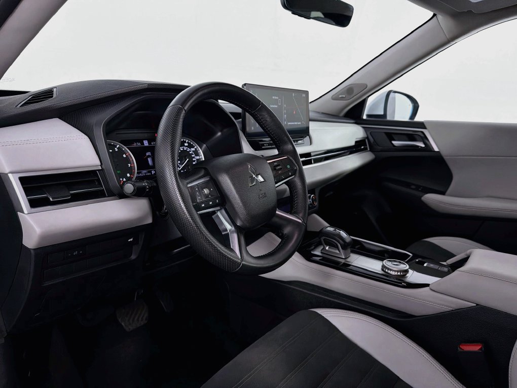 Used 2025 Mitsubishi Outlander SE FWD image 14