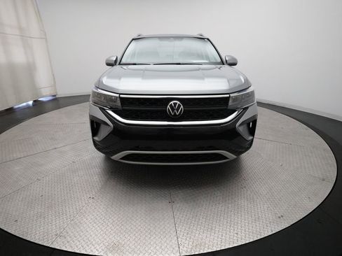 Used 2023 Volkswagen Taos SE w/ Panoramic Sunroof Package FWD image 11