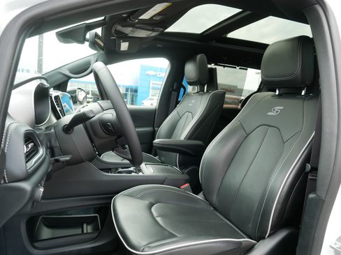 Used 2024 Chrysler Pacifica Premium FWD image 34