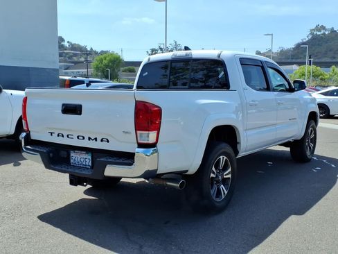 Used 2017 Toyota Tacoma SR5 w/ Tow Package RWD image 4