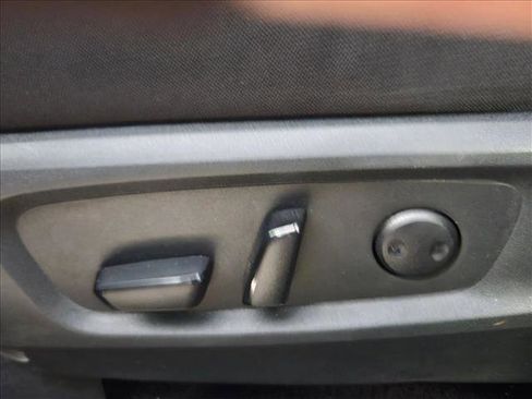 Used 2025 Nissan Pathfinder SV image 9